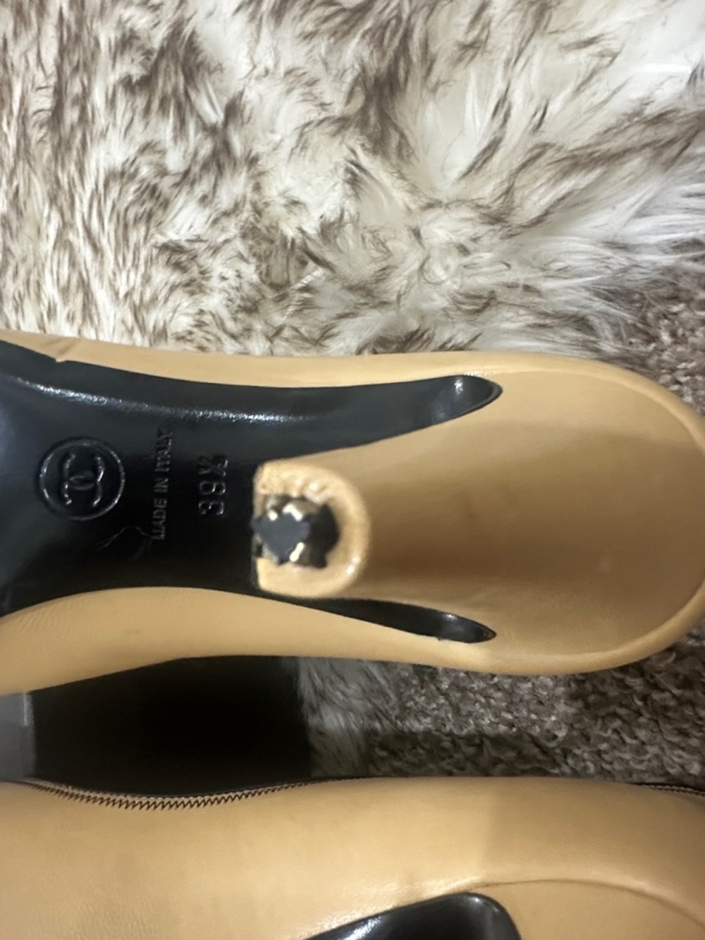 CHANEL Beige Pumps with Black Trim and CC Logo - Picture 5 of 6